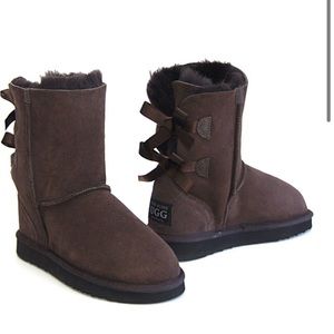 SHORT METRO BOW UGG BOOTS - CHOCOLATE